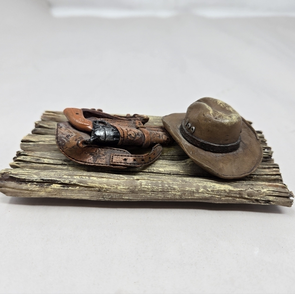 Western Gunslingers Hat Holster & Gun On Faux Wooden Raft Decor Cowboy Western - Picture 3 of 7
